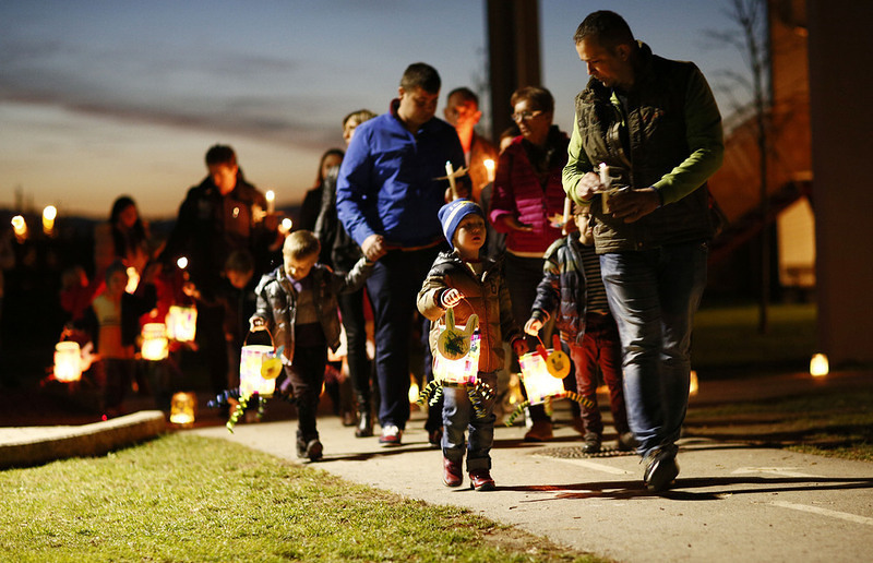 Kinder mit Laternen | Gerd Neuhold Das Martinsfest, oder auch Laternenfest ist vor allem in Kindergärten beliebt.